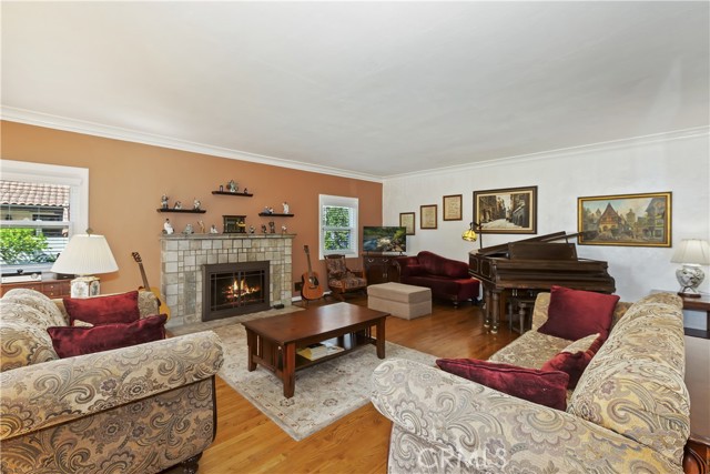 Detail Gallery Image 10 of 39 For 125 E H St, Ontario,  CA 91764 - 4 Beds | 2 Baths