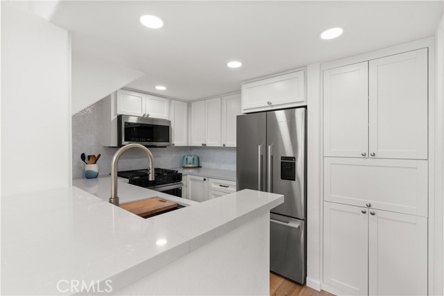 Detail Gallery Image 8 of 34 For 11 Bolivar St, Newport Beach,  CA 92663 - 2 Beds | 2 Baths