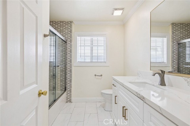 2104 Crenshaw Boulevard, Los Angeles CA: https://media.crmls.org/medias/81aeb9f6-7d7c-47a9-9c71-960fe4ba2db2.jpg