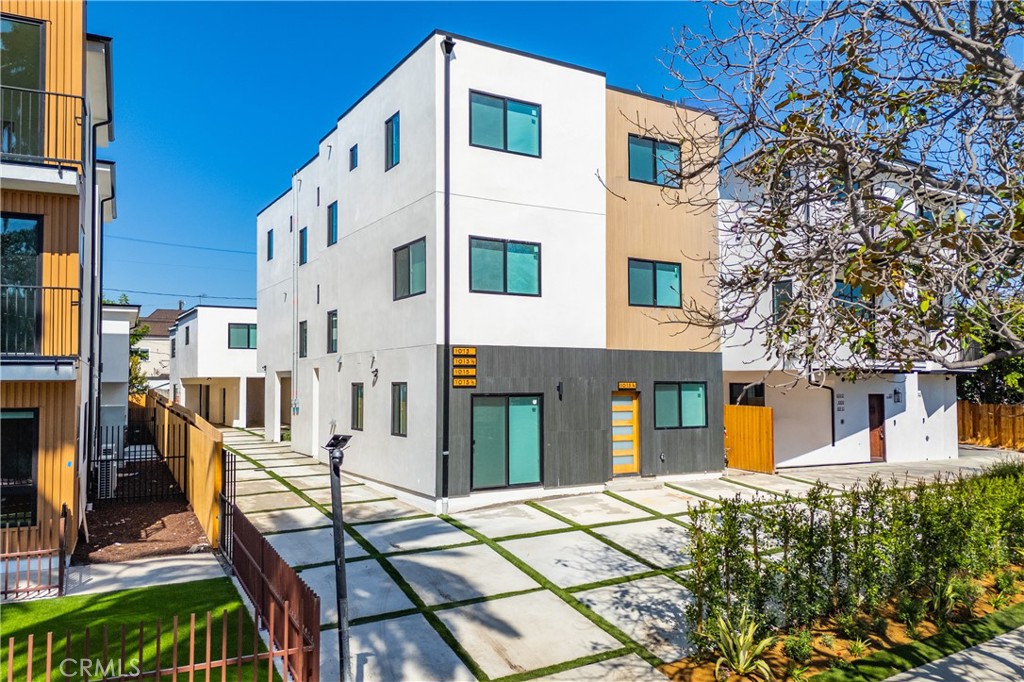 Apartment at 1015 S Citrus
