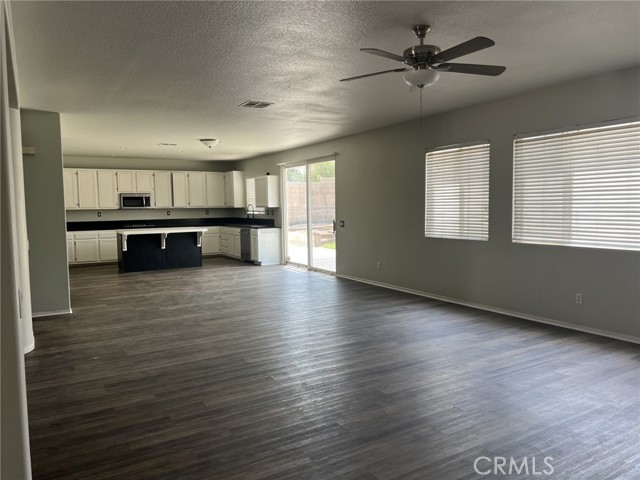 Detail Gallery Image 4 of 17 For 11935 Silver, Jurupa Valley,  CA 91752 - 5 Beds | 2/1 Baths