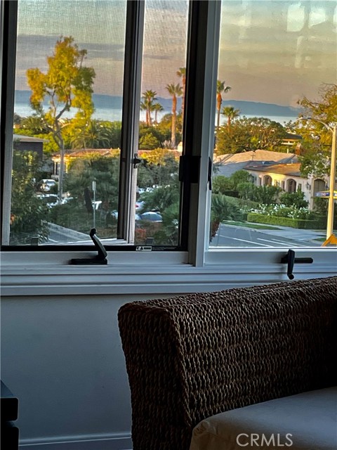 Detail Gallery Image 7 of 22 For 504 Avocado Ave, Corona Del Mar,  CA 92625 - 3 Beds | 3 Baths