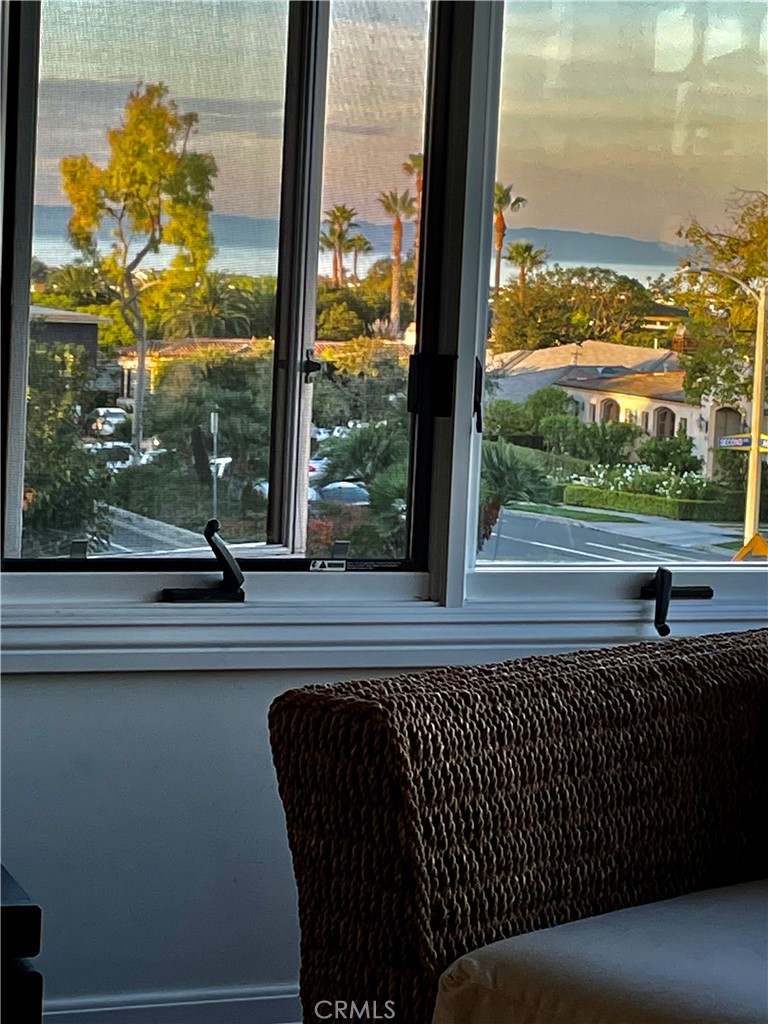 https://media.crmls.org/medias/81b3453d-fdff-40e4-854c-37624c1d818f.jpg?preset=X-Large
