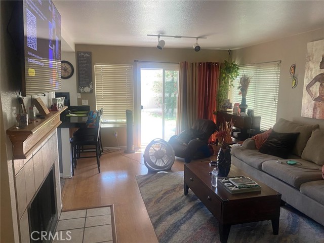 1860 Coolidge Street, Corona CA: https://media.crmls.org/medias/81b4810b-c6e6-4edf-8671-d06886509dca.jpg