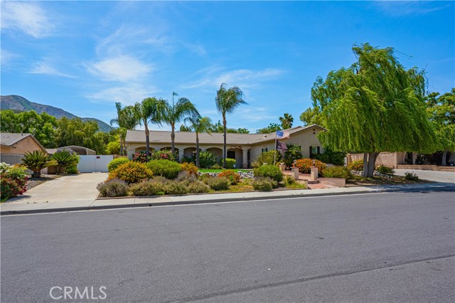 Detail Gallery Image 3 of 72 For 30867 via Bonica, Lake Elsinore,  CA 92530 - 5 Beds | 2/1 Baths