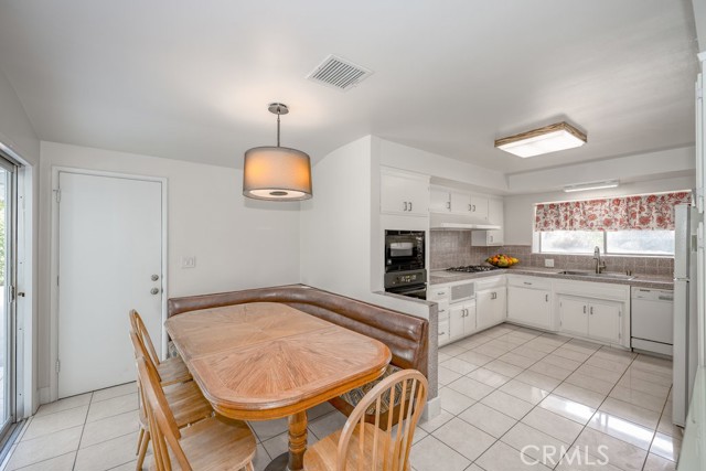 19443 Superior Street, Northridge CA: https://media.crmls.org/medias/81b59bf5-a80d-45ce-b170-2b619b37fd2c.jpg
