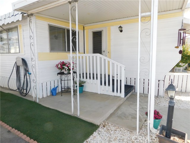 1001 S 3rd Street, Calimesa CA: https://media.crmls.org/medias/81b6d189-0746-4906-abc3-554ffdf8ce1f.jpg