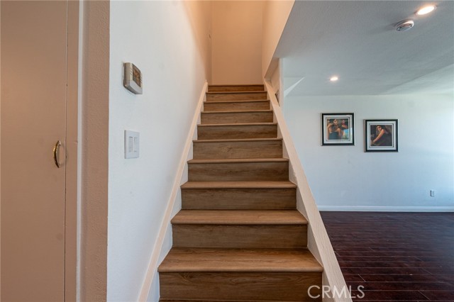 Detail Gallery Image 10 of 25 For 6155 Reseda #4,  Tarzana,  CA 91335 - 3 Beds | 2 Baths