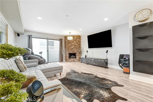 Detail Gallery Image 3 of 25 For 326 E Valencia #C,  Burbank,  CA 91502 - 2 Beds | 2/1 Baths