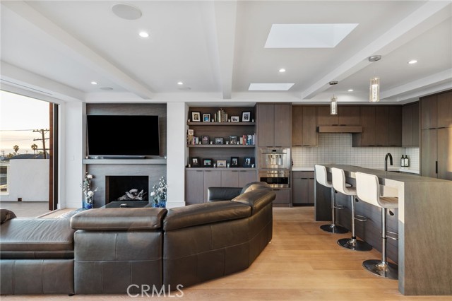1737 Manhattan Avenue, Hermosa Beach CA: https://media.crmls.org/medias/81ba65b4-9876-438d-88df-257f45abea79.jpg
