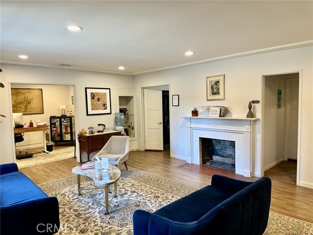 Detail Gallery Image 8 of 28 For 4515 Sherman Oaks Ave, Sherman Oaks,  CA 91403 - 3 Beds | 2/1 Baths