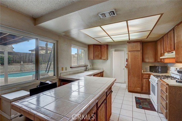 Detail Gallery Image 14 of 48 For 824 W Mariana St, Rialto,  CA 92376 - 4 Beds | 2/1 Baths