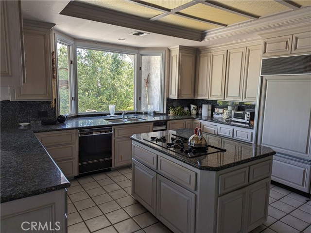 Detail Gallery Image 12 of 36 For 4015 Clarinda Dr, Tarzana,  CA 91356 - 4 Beds | 3/1 Baths