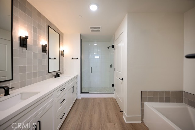 Detail Gallery Image 2 of 25 For 414 Main St. #210,  Huntington Beach,  CA 92648 - 2 Beds | 2/1 Baths