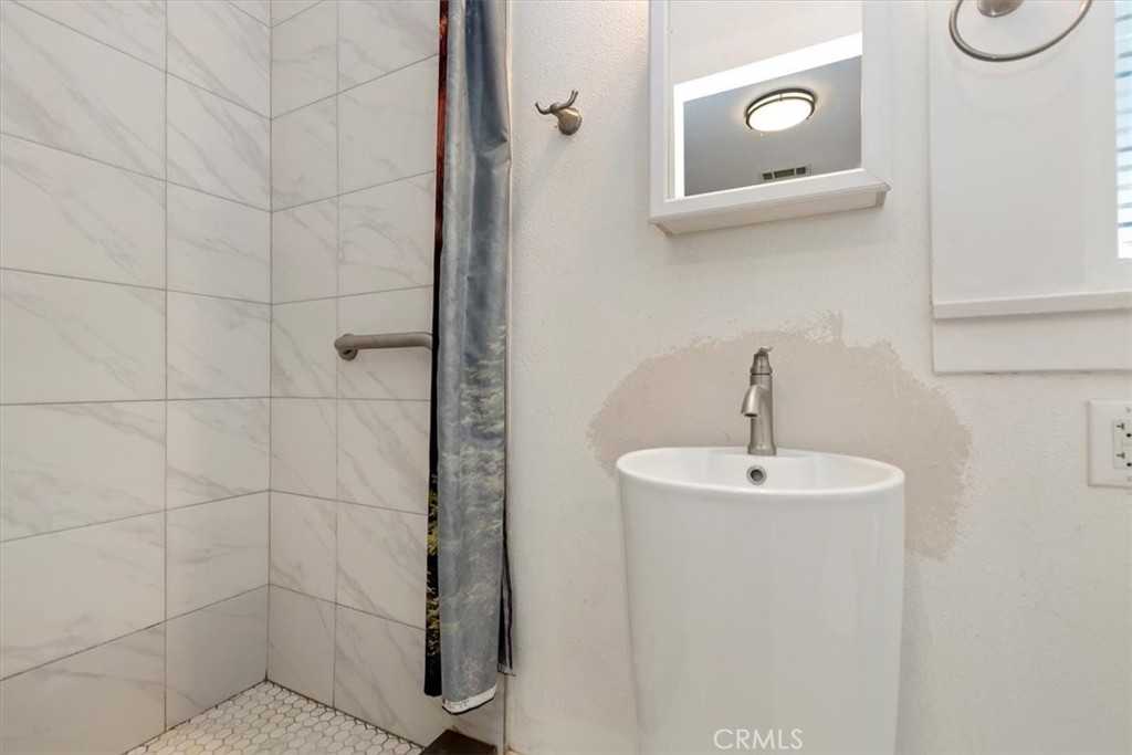 https://media.crmls.org/medias/81c23166-721b-4c02-b227-93f096afdce9.jpg?preset=X-Large