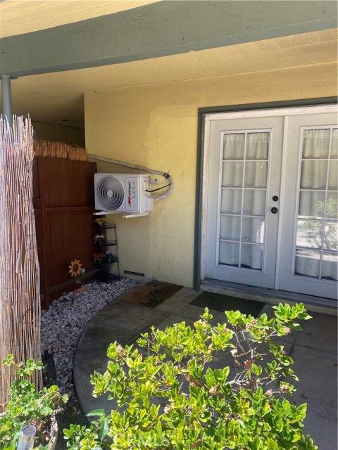 611 S Orange Avenue, Santa Ana CA: https://media.crmls.org/medias/81c256ae-db6c-4787-b01d-27256f42d49a.jpg