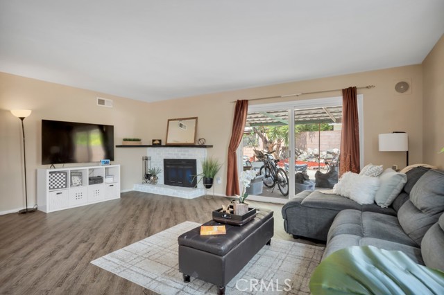 Detail Gallery Image 4 of 26 For 13678 Marchant Ave, Sylmar,  CA 91342 - 3 Beds | 2 Baths