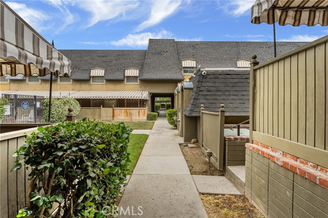 571 La Verne Street, Redlands CA: https://media.crmls.org/medias/81c37935-5a61-42a0-8354-8656542db3e9.jpg