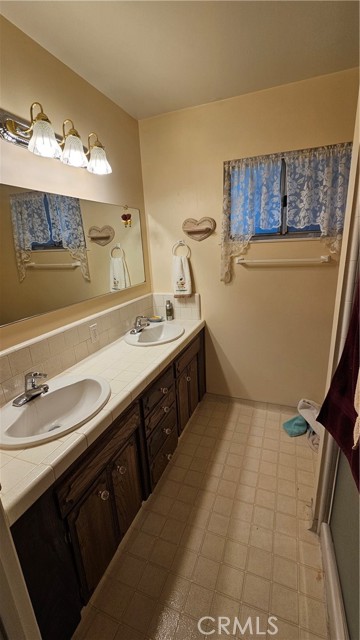 Detail Gallery Image 11 of 17 For 2551 W San Gabriel Ave, Fresno,  CA 93705 - 3 Beds | 2 Baths