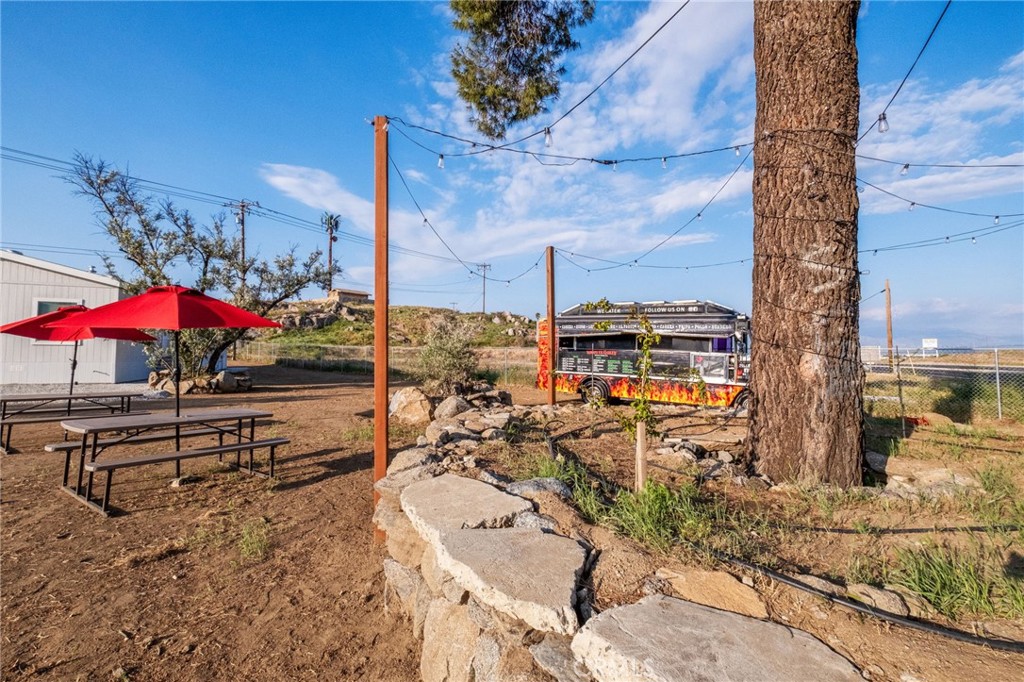 https://media.crmls.org/medias/81c98d45-ba10-4647-b01b-5afbf5a2589f.jpg?preset=X-Large