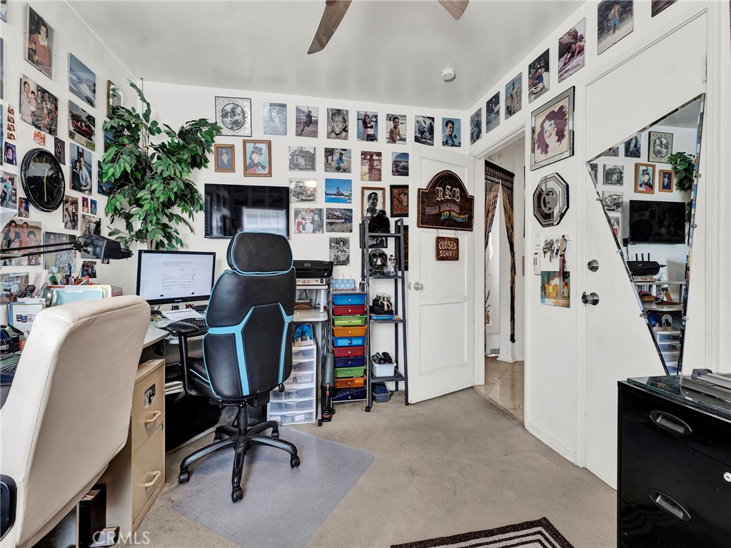 https://media.crmls.org/medias/81caa23f-ad74-475a-8a8e-80eb1e0f7366.jpg?preset=X-Large