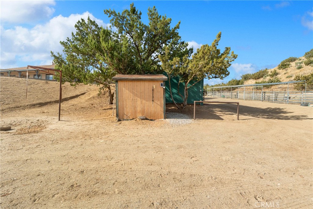 https://media.crmls.org/medias/81cbbb1c-d831-48a0-98fd-f2c9d5dfb5a8.jpg?preset=X-Large