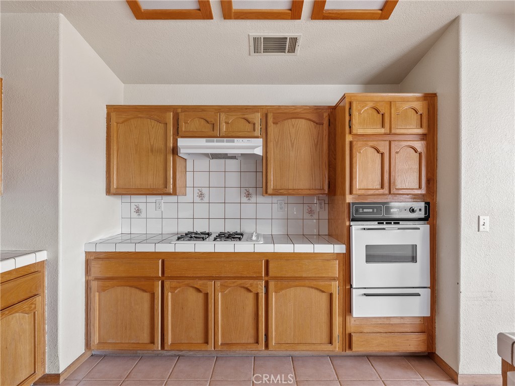 https://media.crmls.org/medias/81ccac3e-31cd-4b87-9485-ea337ee1fba9.jpg?preset=X-Large