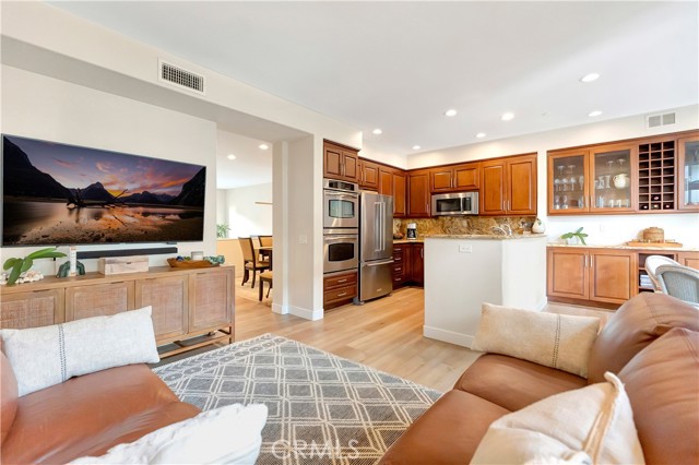 Detail Gallery Image 14 of 59 For 6251 Surfpoint Cir, Huntington Beach,  CA 92648 - 2 Beds | 2/1 Baths