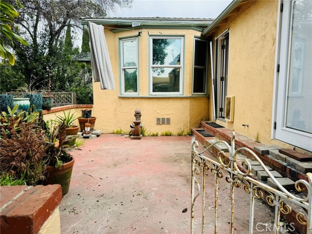 Detail Gallery Image 17 of 18 For 6005 S La Brea Ave, Los Angeles,  CA 90056 - 2 Beds | 2 Baths