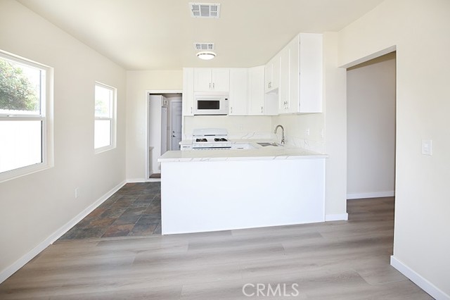 10709 Sherman Place, Sun Valley CA: https://media.crmls.org/medias/81d132b4-e2c8-4d1a-a68a-924c6f3e45d4.jpg