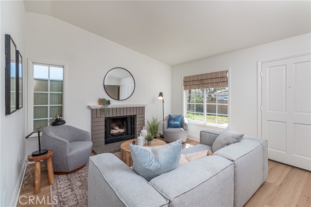 Detail Gallery Image 4 of 40 For 23405 Gaucho Ct, Valencia,  CA 91355 - 2 Beds | 2 Baths