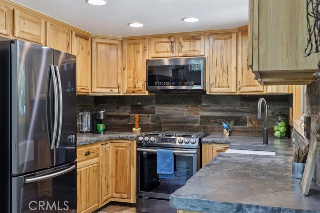 Detail Gallery Image 13 of 59 For 385 Iris Dr, Twin Peaks,  CA 92391 - 4 Beds | 3 Baths