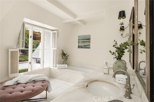 508 Evening Star Lane, Newport Beach CA: https://media.crmls.org/medias/81d2a205-e650-4310-a1a1-16a1fefe4bad.jpg