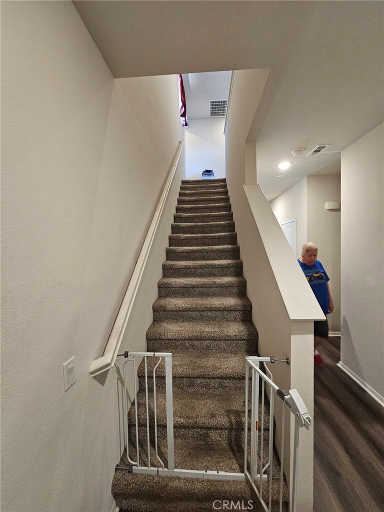 https://media.crmls.org/medias/81da839e-67f6-47df-b97d-70b72c1e9432.jpg?preset=X-Large