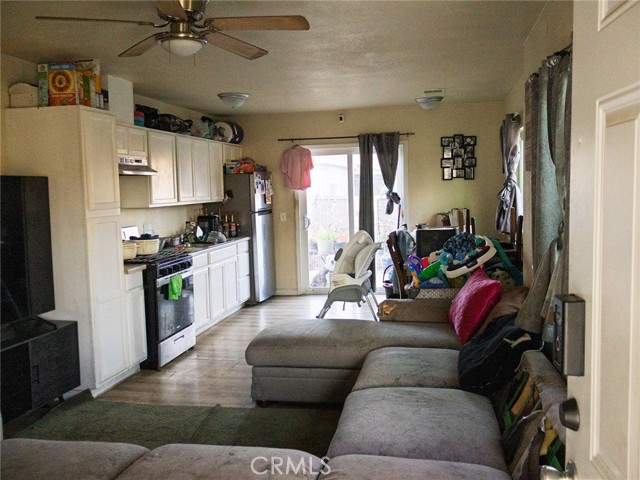 Detail Gallery Image 8 of 10 For 203 W 20th, Merced,  CA 95340 - 3 Beds | 2/2 Baths