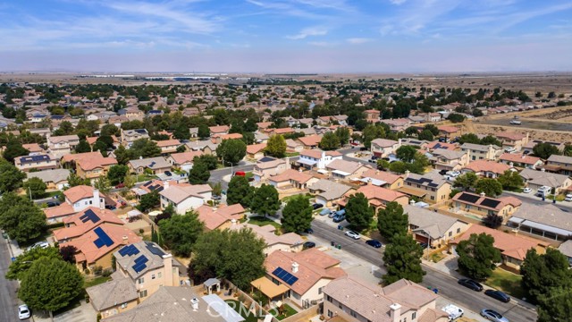1250 W Avenue H7, Lancaster CA: https://media.crmls.org/medias/81dba479-4b53-45f7-aead-c0e389fd55d6.jpg