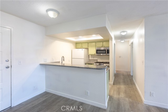 327 Chestnut Avenue, Long Beach CA: https://media.crmls.org/medias/81dbe015-3649-48c9-be61-f933445ea80c.jpg