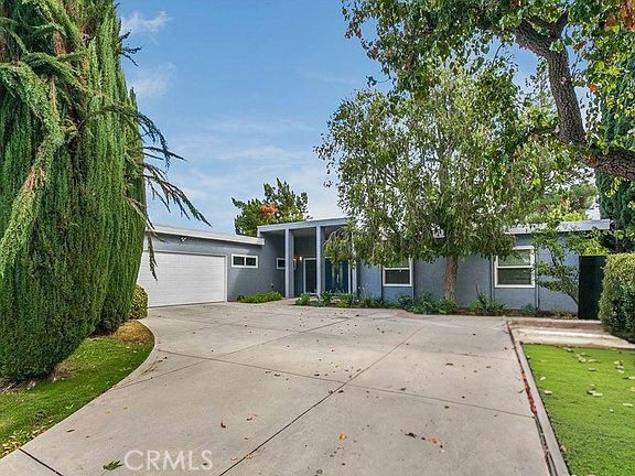 6236 Capistrano Avenue, Woodland Hills CA: https://media.crmls.org/medias/81e136c0-b14c-40a7-9dce-6b3311a68c4b.jpg