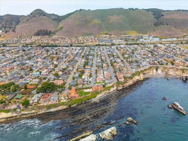 214 Placentia Avenue, Pismo Beach CA: https://media.crmls.org/medias/81e3c1a9-8371-4c57-996f-c92359b12659.jpg