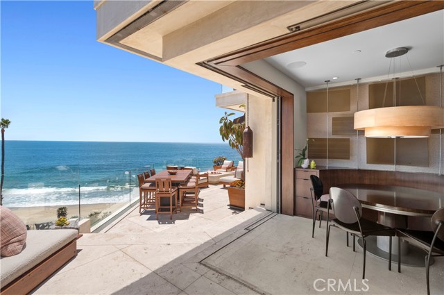 88 Emerald, Laguna Beach CA: https://media.crmls.org/medias/81e66033-a1e0-44a7-9114-15d8f56babc2.jpg