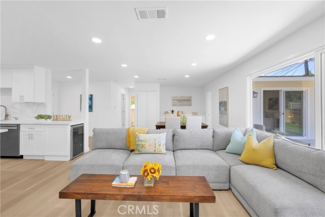 8381 E Blithedale Street, Long Beach CA: https://media.crmls.org/medias/81eab940-c064-48c1-84b7-1e9de469f349.jpg