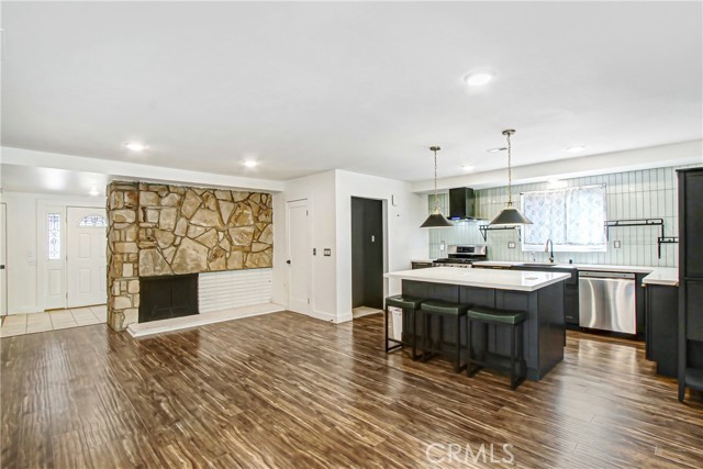 Detail Gallery Image 8 of 25 For 458 Termino, Corona,  CA 92879 - 4 Beds | 2 Baths