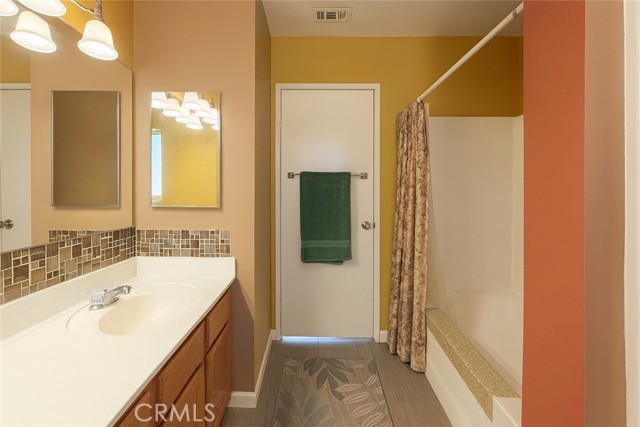 Primary bathroom en suite