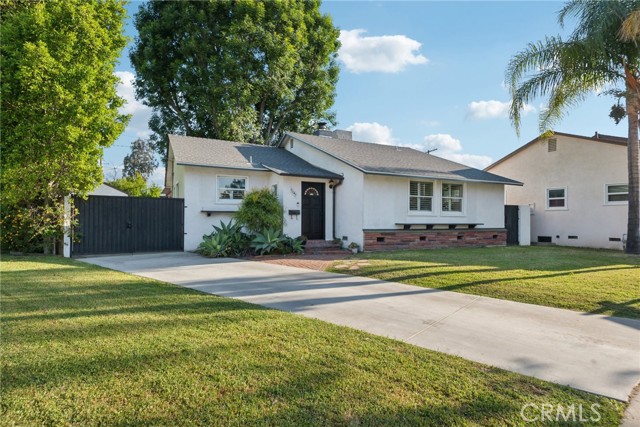 17048 Baltar Street, Lake Balboa CA: https://media.crmls.org/medias/81f0affb-e261-45db-b12b-759f85382888.jpg