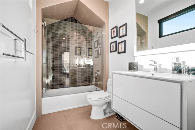 Detail Gallery Image 21 of 29 For 221 Attica, Long Beach,  CA 90803 - 5 Beds | 4 Baths