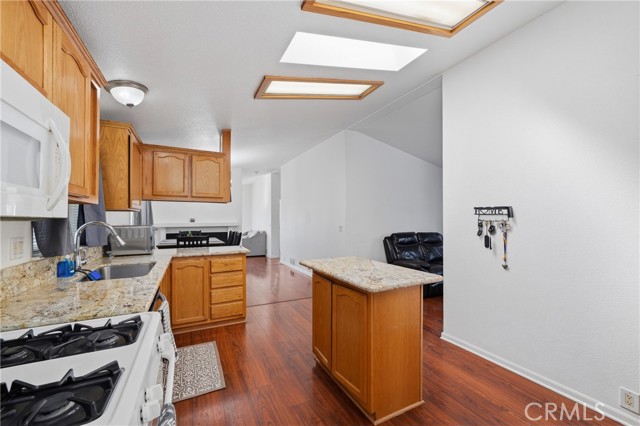 Detail Gallery Image 4 of 29 For 17225 Valley 69w,  Fontana,  CA 92335 - 3 Beds | 2 Baths