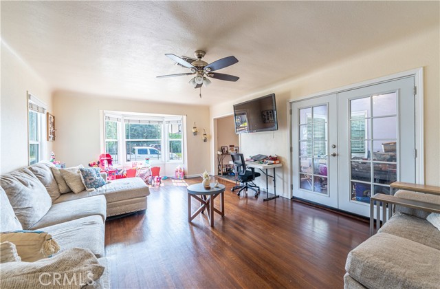 601 S Pearl Avenue, Compton CA: https://media.crmls.org/medias/81f32585-50f5-4a6b-bf9e-0d6366639b4b.jpg