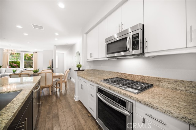 9 Compass Court, Aliso Viejo CA: https://media.crmls.org/medias/81f40dcd-0a3d-42ec-ba22-f0b6d5d8989e.jpg