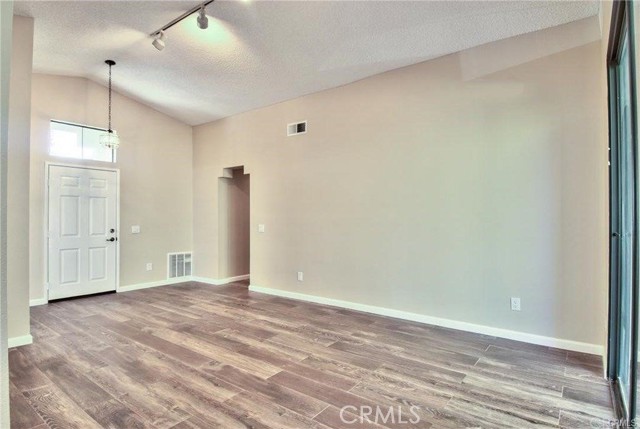 Detail Gallery Image 4 of 19 For 39739 Old Carriage Rd, Murrieta,  CA 92563 - 3 Beds | 2 Baths