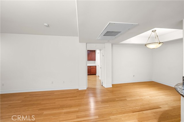 Detail Gallery Image 4 of 37 For 15206 Burbank Bld #104,  Sherman Oaks,  CA 91411 - 2 Beds | 2/1 Baths